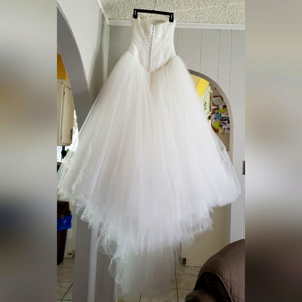 Bridal gown, white tulle, rich fluffy